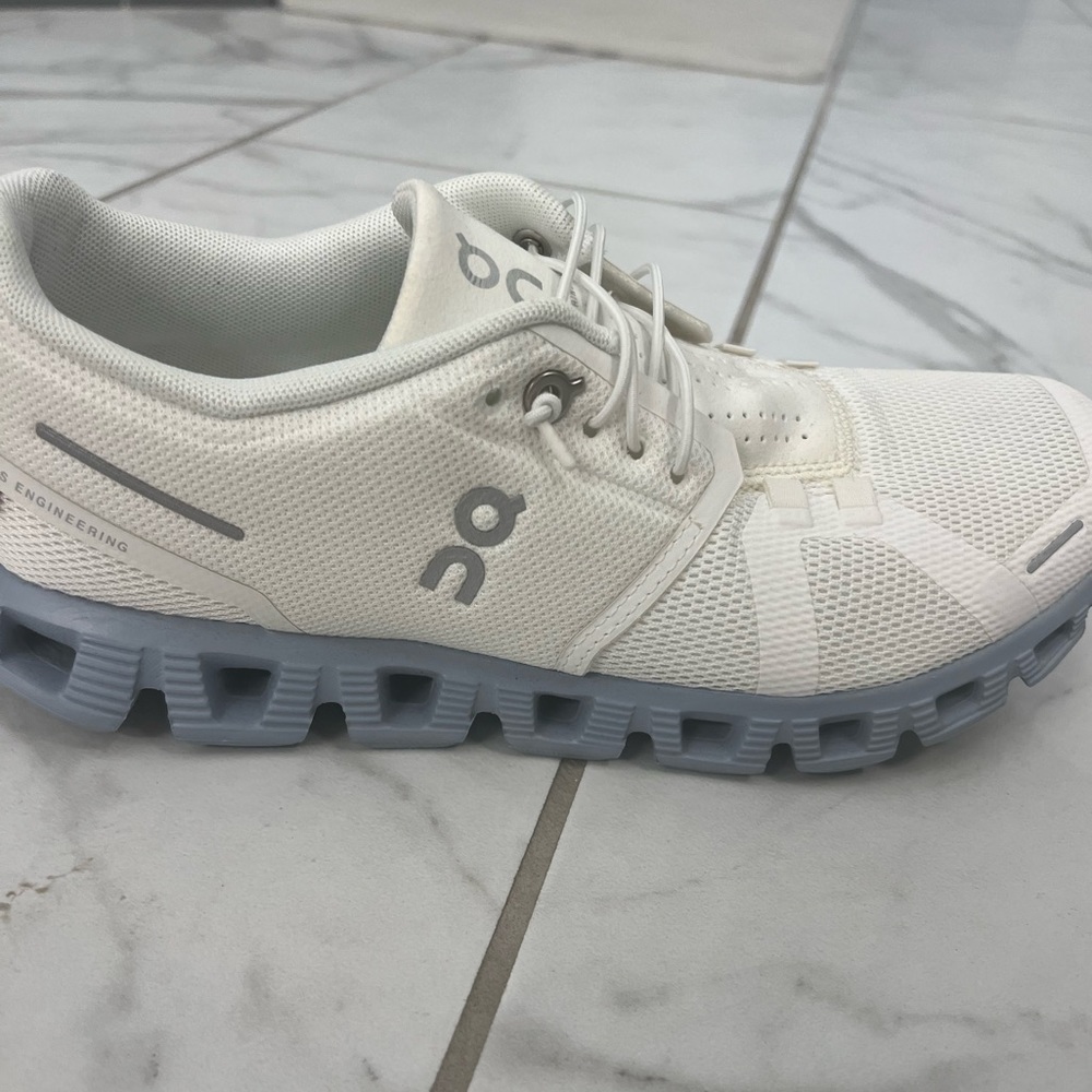On Cloud like new size 8 shoes